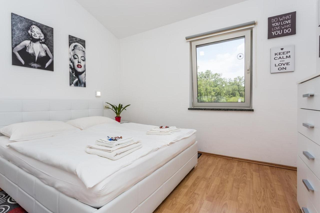 Molnar Resort Apartment Ljiljana Brzac Eksteriør billede